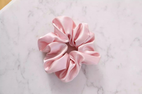 SLAAP Silk eraser scrunchie beige SLAAP Silk eraser scrunchie beige