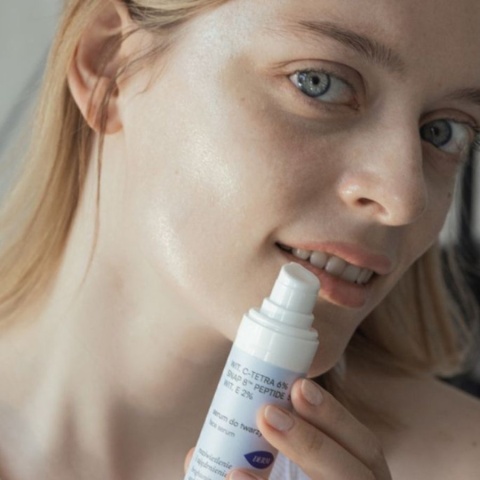 MOHANI Napinająco-rozświetlające serum do twarzy z Witaminą C TETRA 6%, neuropeptydem i Witaminą E